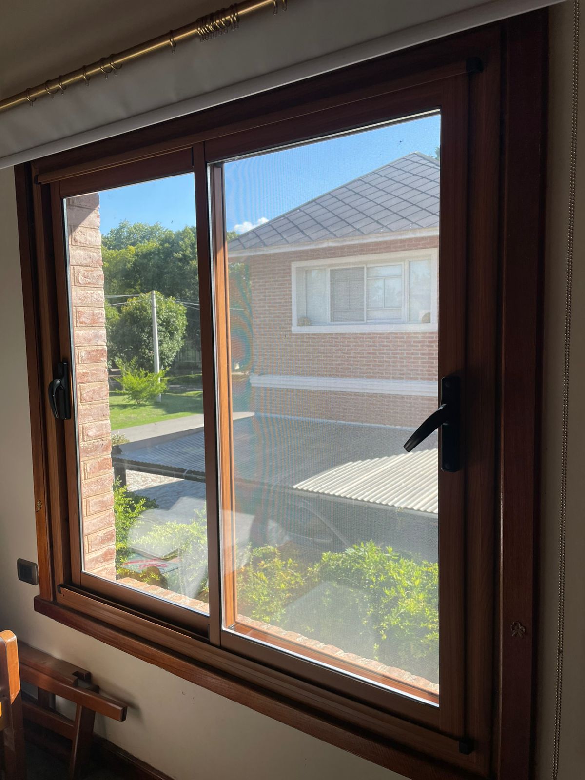 Vista interior de ventana de PVC efecto madera — Pilar, Zona Norte